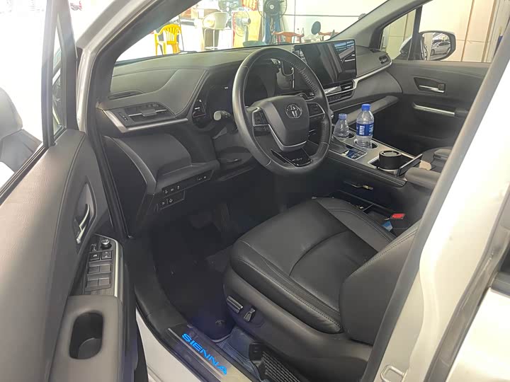 Photo 9 - Toyota Sienna