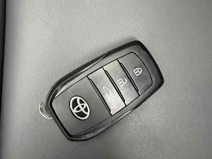 Toyota Camry 2026 2026款 双擎 2.0HE 精英版