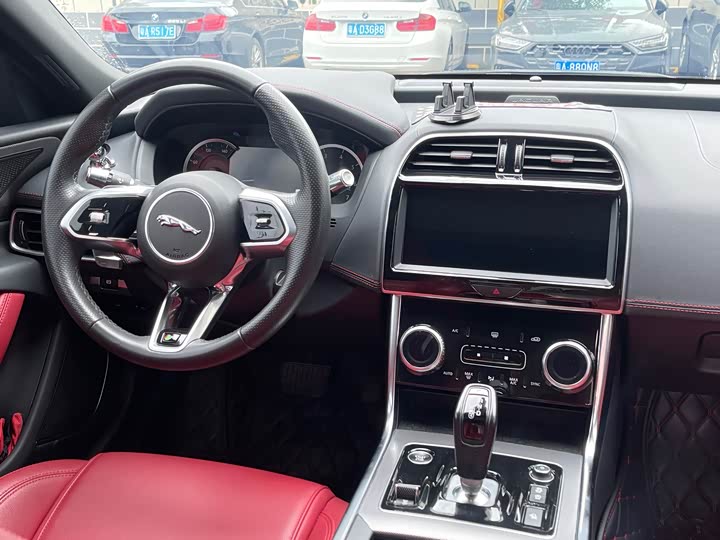 Фото 4 - Jaguar XE L