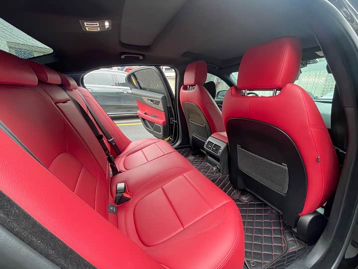 Фото 6 - Jaguar XE L