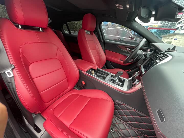 Фото 9 - Jaguar XE L