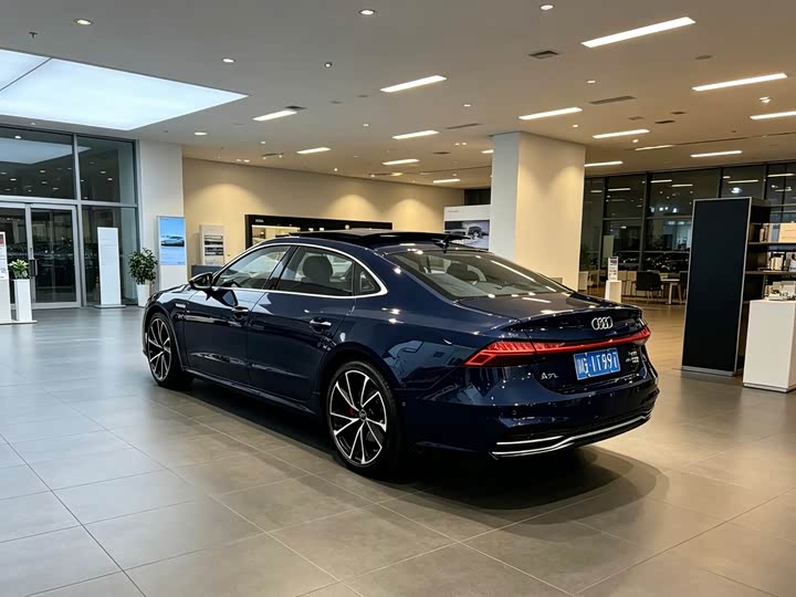 Фото 2 - Audi A7L