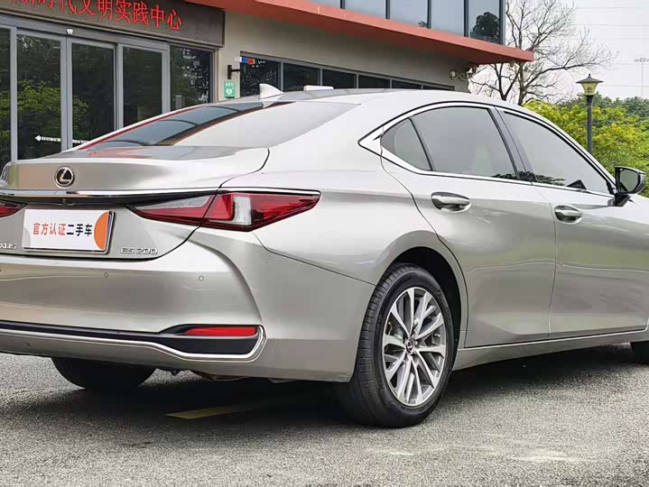 Фото 7 - Lexus ES