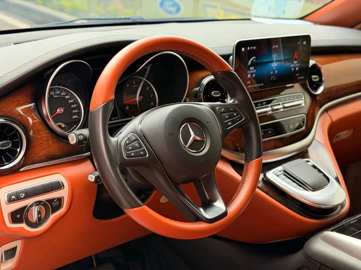 Фото 9 - Mercedes-Benz V-Class