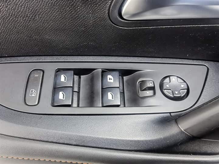 Фото 9 - Peugeot 2008