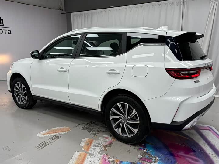 Фото 4 - Geely Vision X6