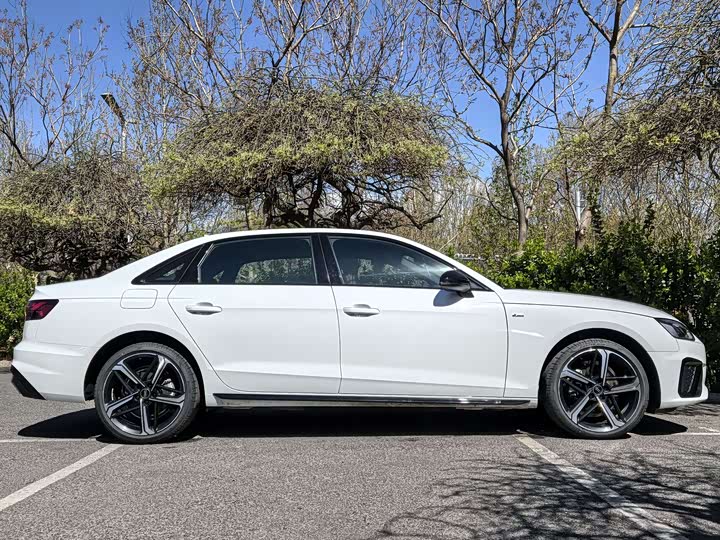 Audi A4L 2025 2025款 200万辆悦享版 40 TFSI 豪华动感型