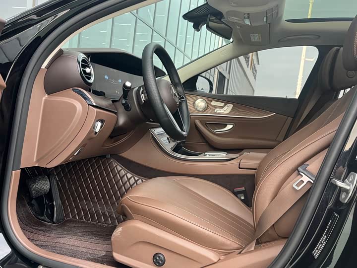 Фото 4 - Mercedes-Benz E-Class
