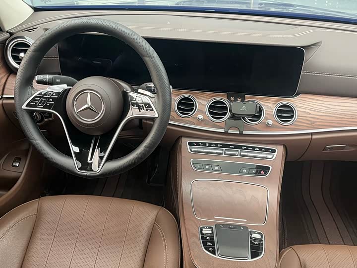 Фото 7 - Mercedes-Benz E-Class