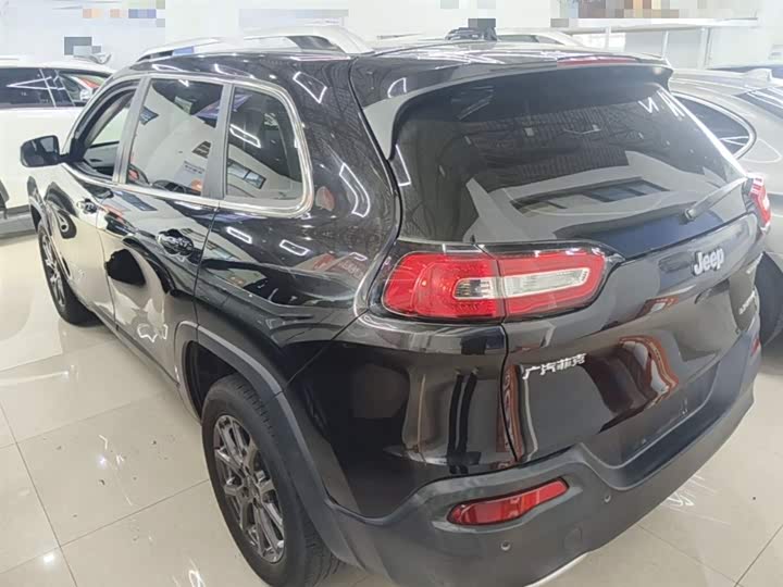 Фото 5 - Jeep Cherokee