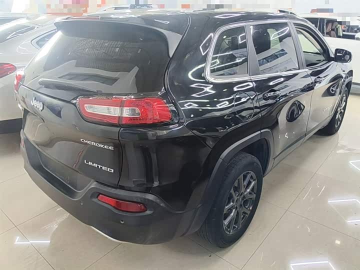 Фото 7 - Jeep Cherokee