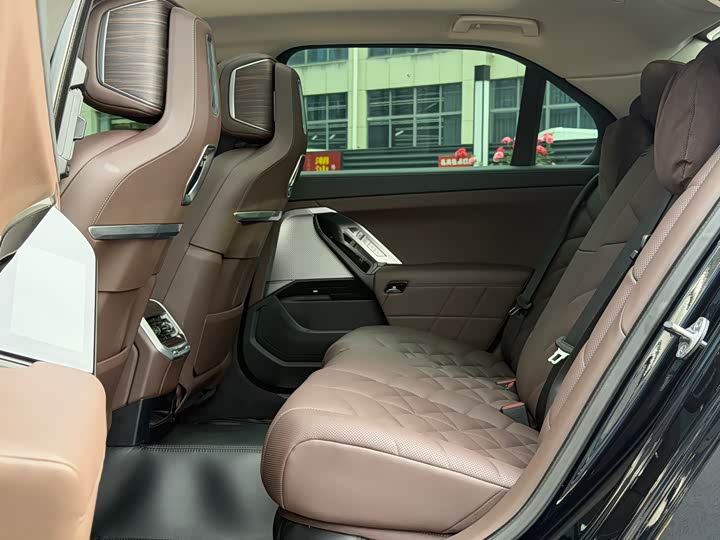 Фото 9 - BMW 7 Series