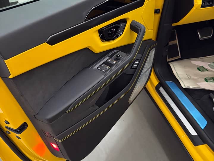 2025 Lamborghini Urus SE