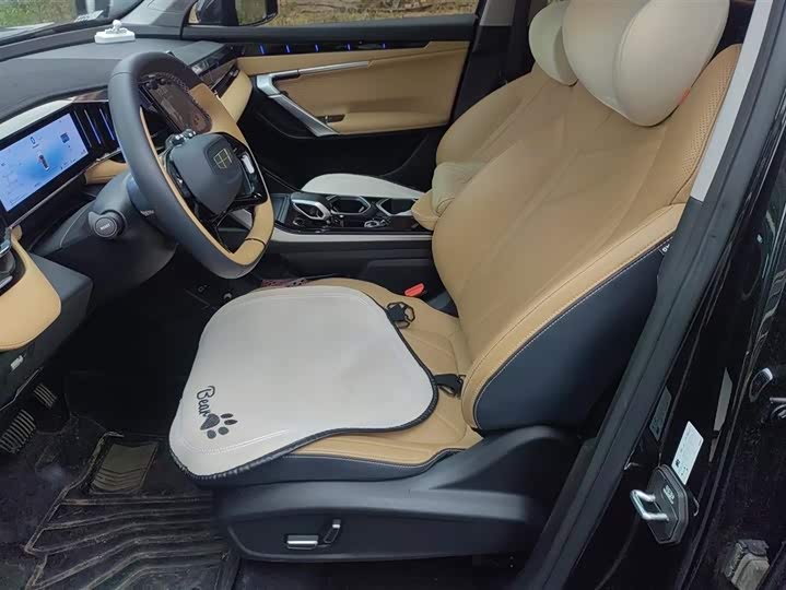 Фото 9 - Geely Atlas L