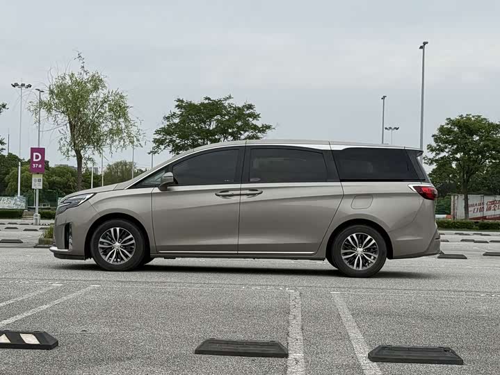 Photo 5 - Buick GL8 ES