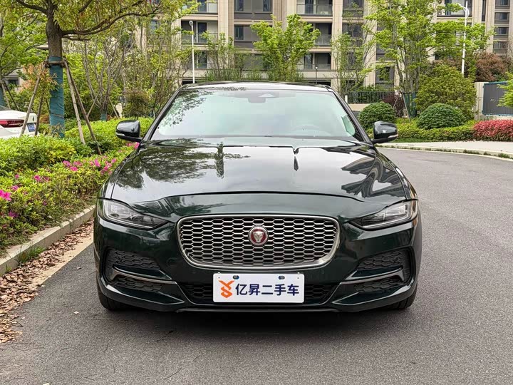 Фото 2 - Jaguar XE L