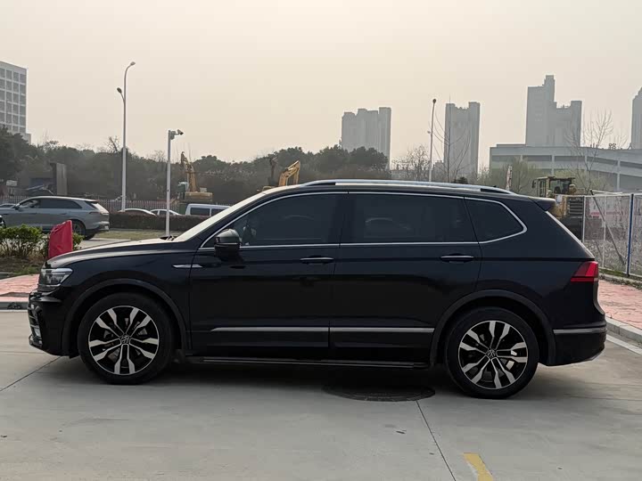 Фото 4 - Volkswagen Tiguan L Pro