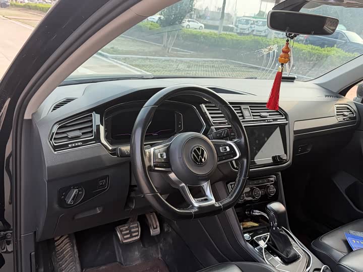 Фото 8 - Volkswagen Tiguan L Pro