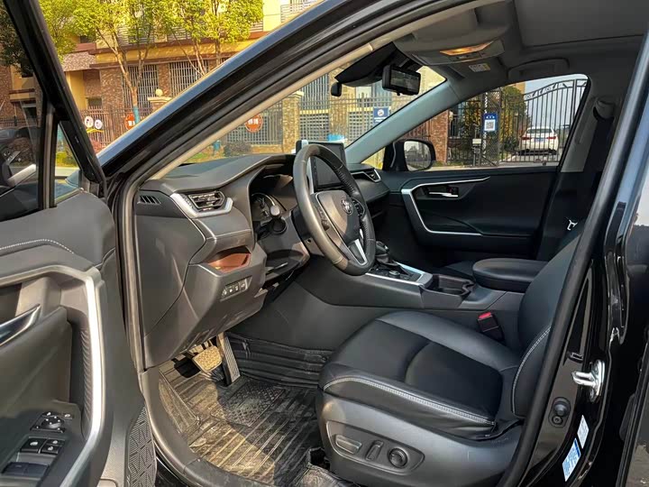 Photo 6 - Toyota RAV4