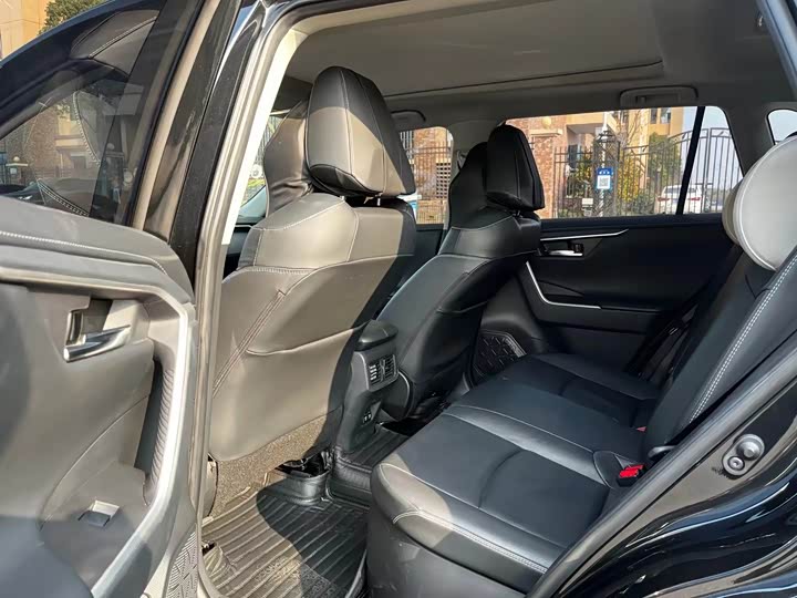 Photo 7 - Toyota RAV4
