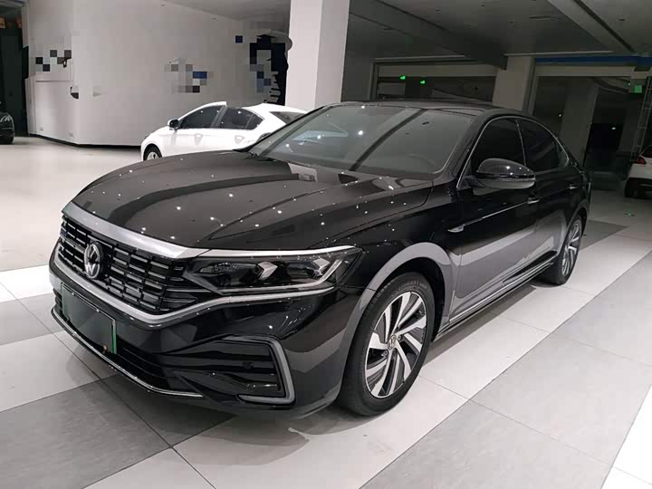 Фото 1 - Volkswagen Passat Hybrid