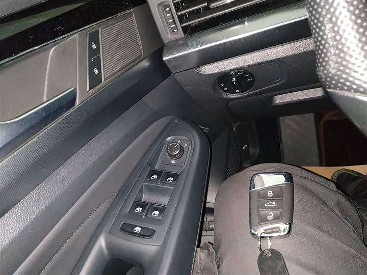 Фото 9 - Volkswagen Passat Hybrid