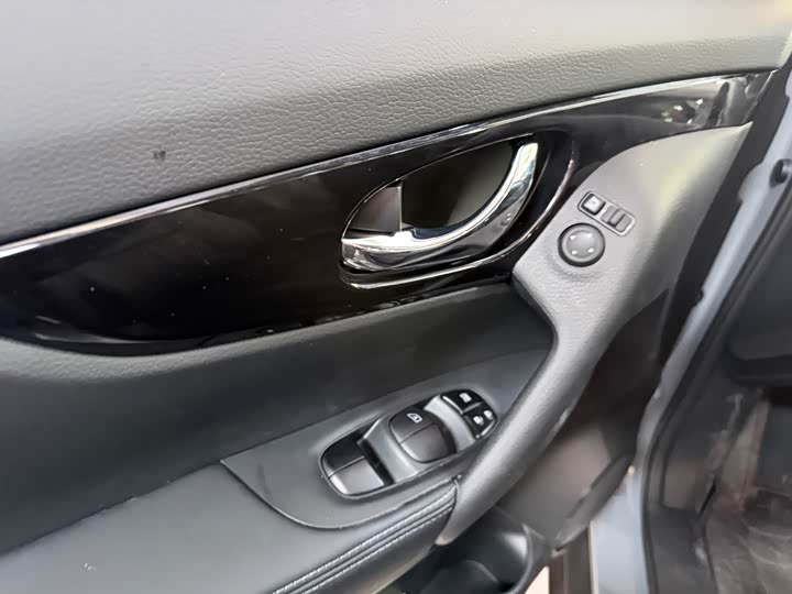 Nissan X-Trail 2025 2025款 荣誉 2.0L 两驱领先版
