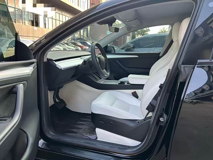 Zdjęcie 4 - Tesla Model Y