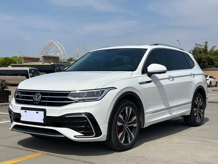 Фото 1 - Volkswagen Tiguan L Pro