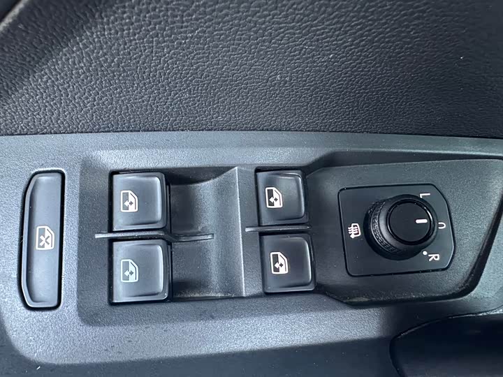 Фото 8 - Volkswagen Tharu
