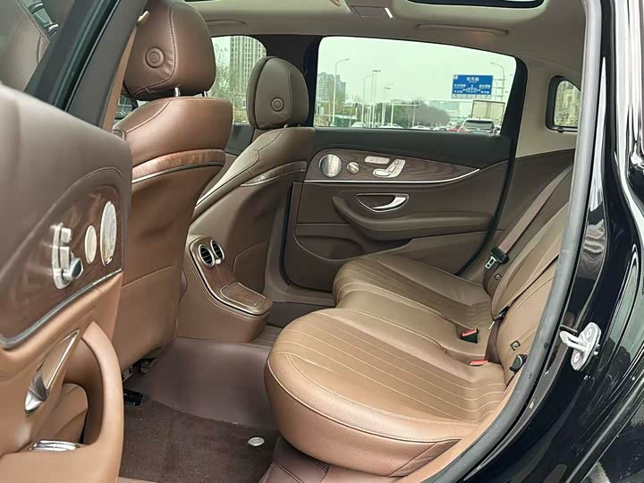 Фото 9 - Mercedes-Benz E-Class