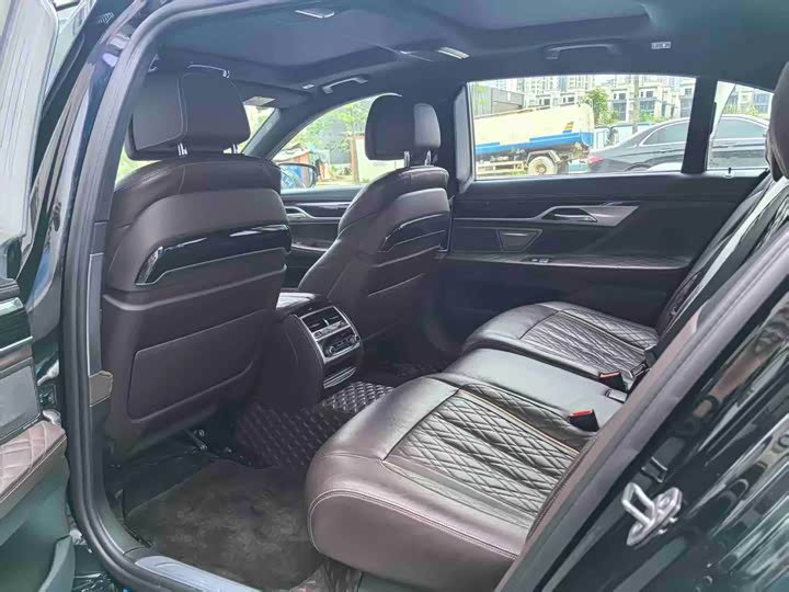 Фото 3 - BMW 7 Series