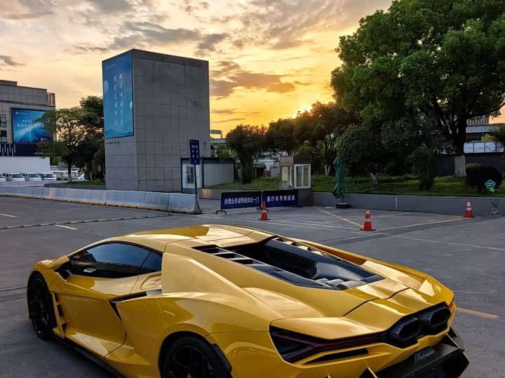 2023 Lamborghini Revuelto