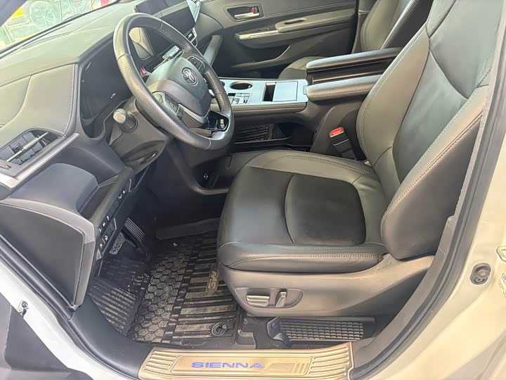 Фото 4 - Toyota Sienna