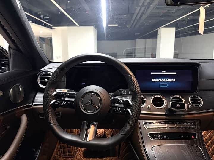 Фото 5 - Mercedes-Benz E-Class