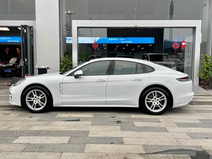 Photo 2 - Porsche Panamera