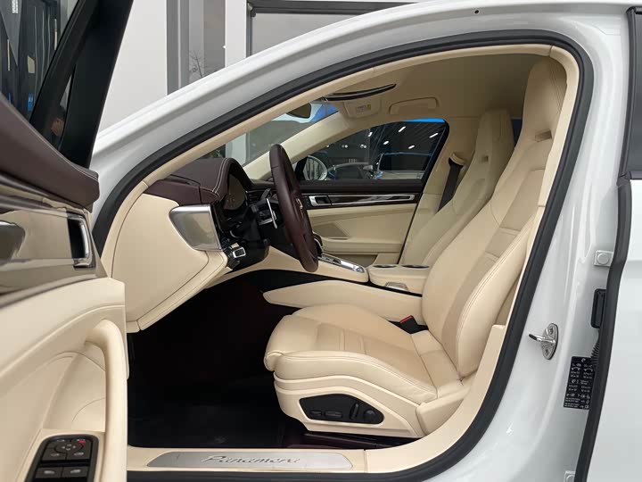 Photo 5 - Porsche Panamera