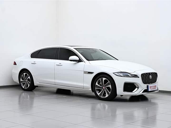 Photo 4 - Jaguar XF L