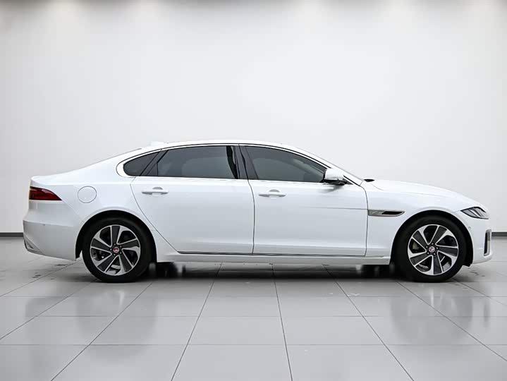 Photo 6 - Jaguar XF L