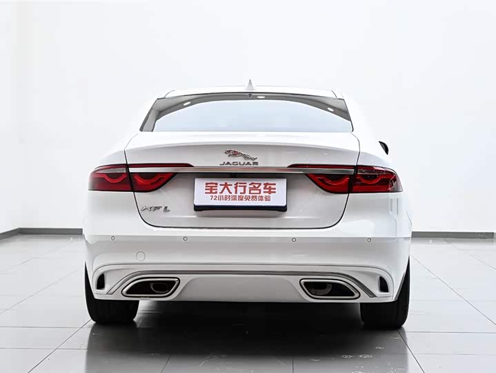 Photo 8 - Jaguar XF L