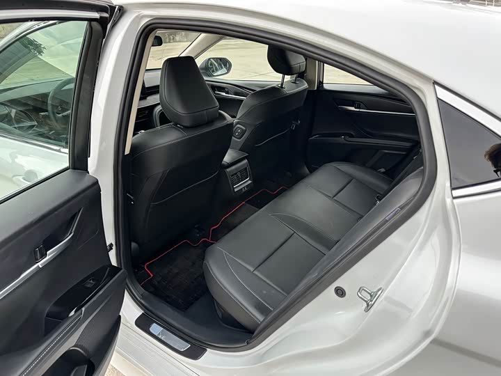 Toyota Camry 2026 2026款 双擎 2.0HSE 光辉版