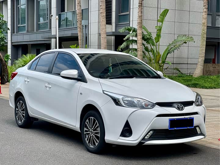 Фото 3 - Toyota Yaris L