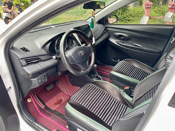 Фото 4 - Toyota Yaris L