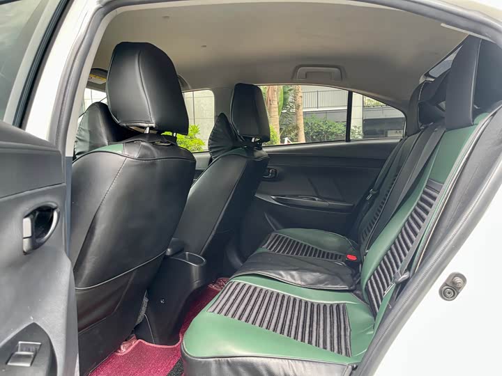 Фото 5 - Toyota Yaris L