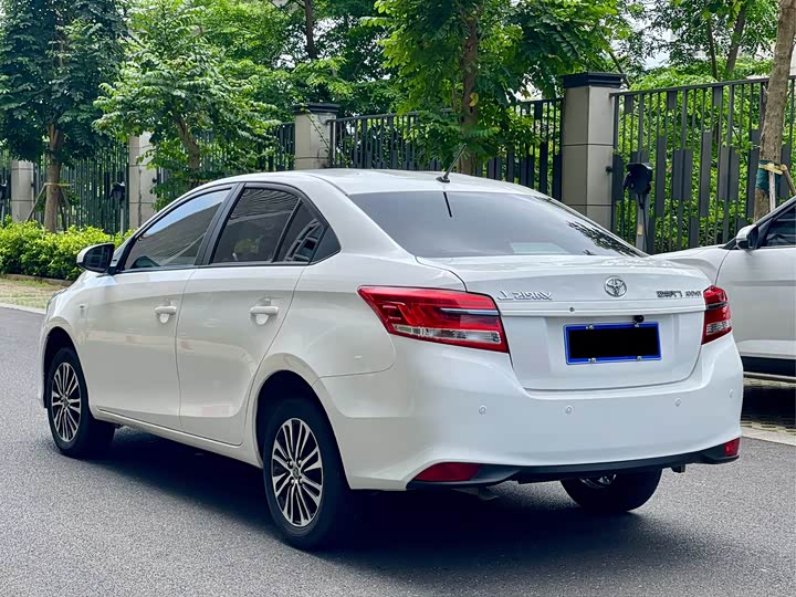 Фото 7 - Toyota Yaris L