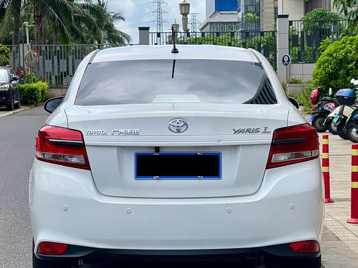 Фото 8 - Toyota Yaris L