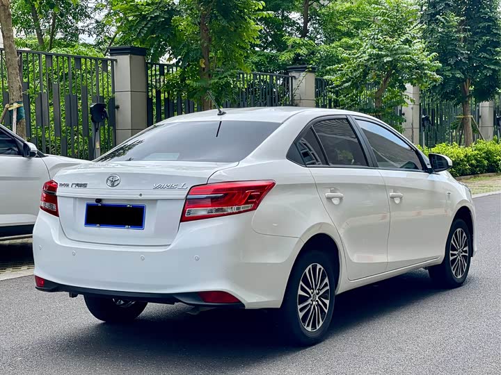Фото 9 - Toyota Yaris L