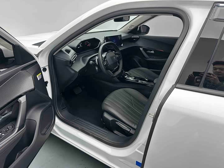 Фото 9 - Peugeot 2008