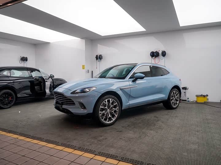 Фото 1 - Aston Martin DBX