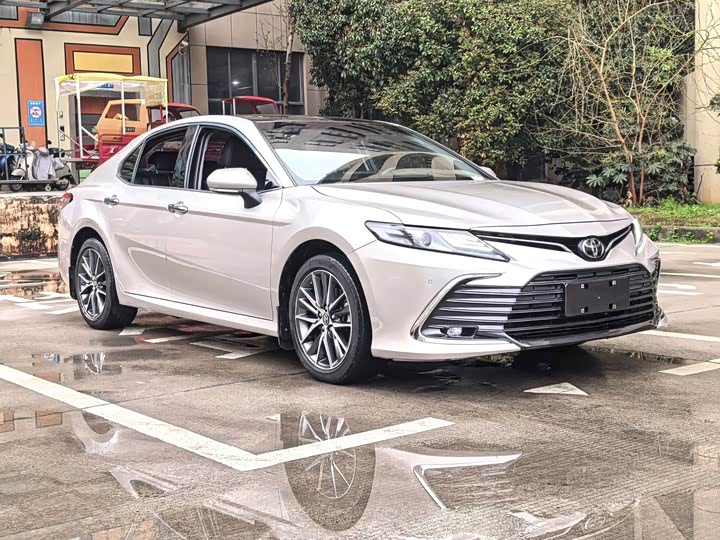Фото 3 - Toyota Camry